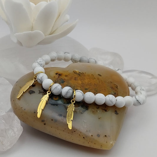 Bracelet HOWLITE - Perles 6mm - 3 feuilles dorées