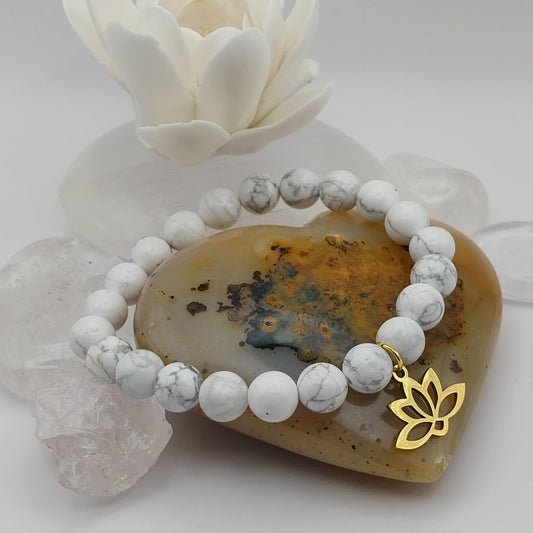 Bracelet HOWLITE  - Perles 8mm  - Lotus doré