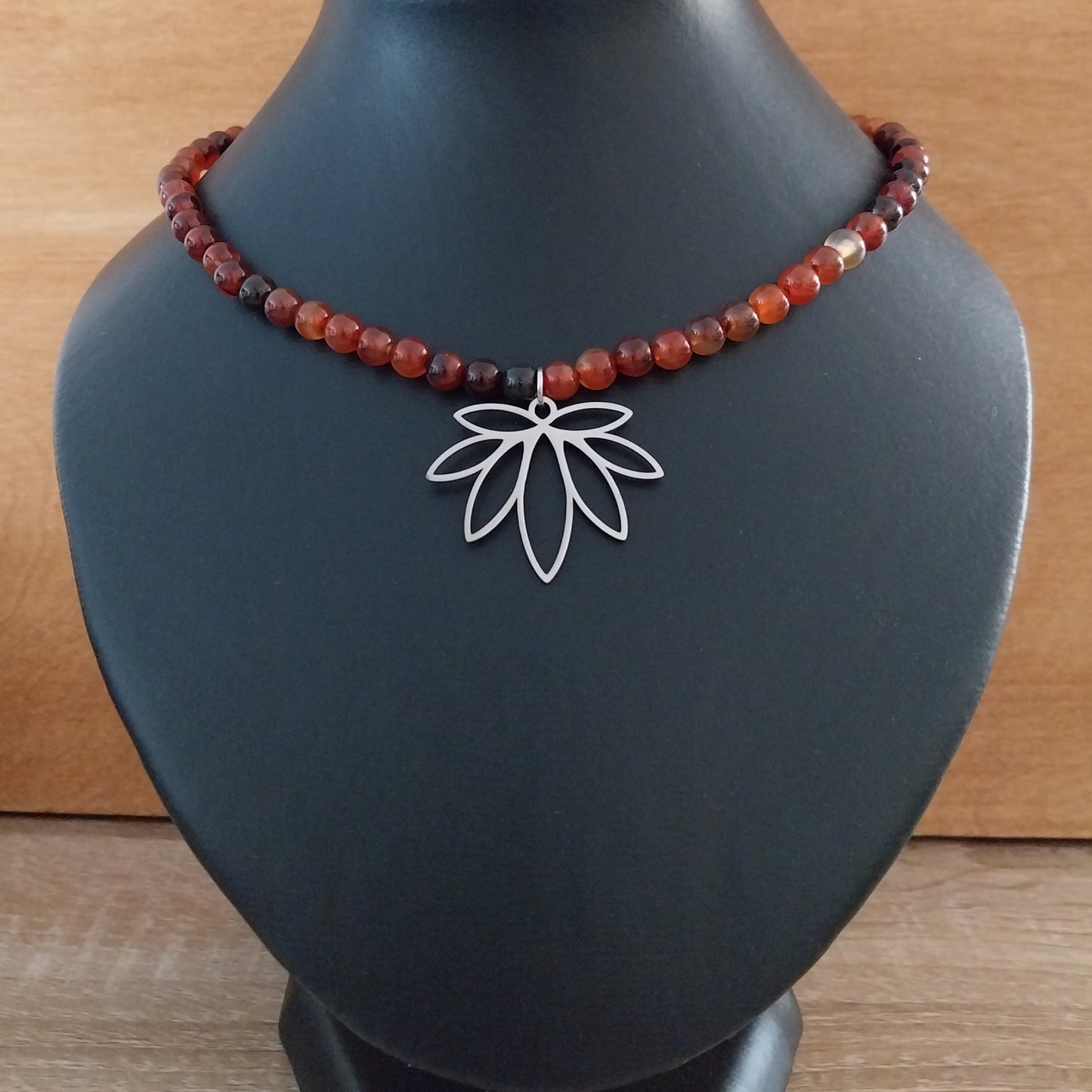 Collier AGATE RUBANÉE  - Perles 6mm  - Lotus argenté