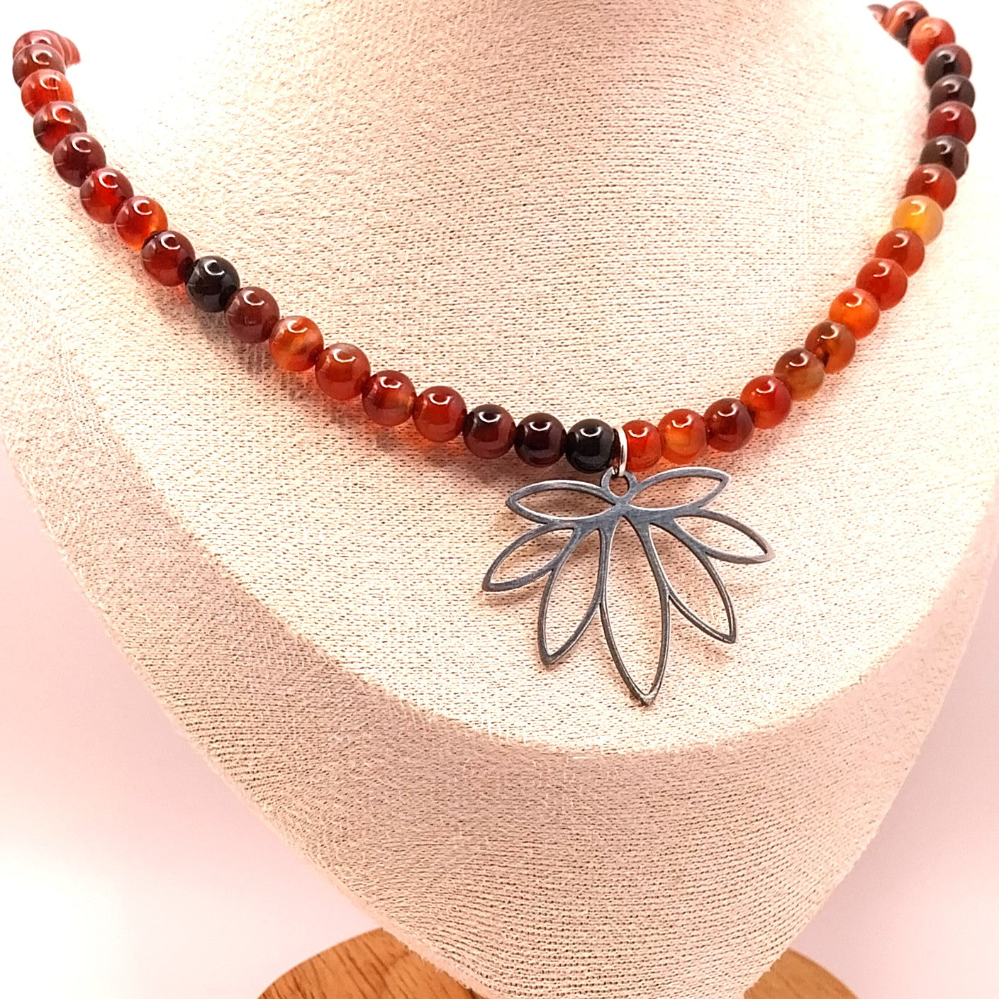 Collier AGATE RUBANÉE  - Perles 6mm  - Lotus argenté