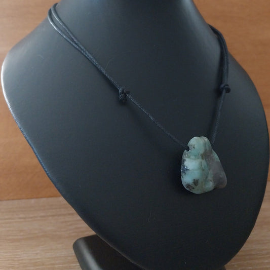 Pendentif ÉMERAUDE sur cordon réglable