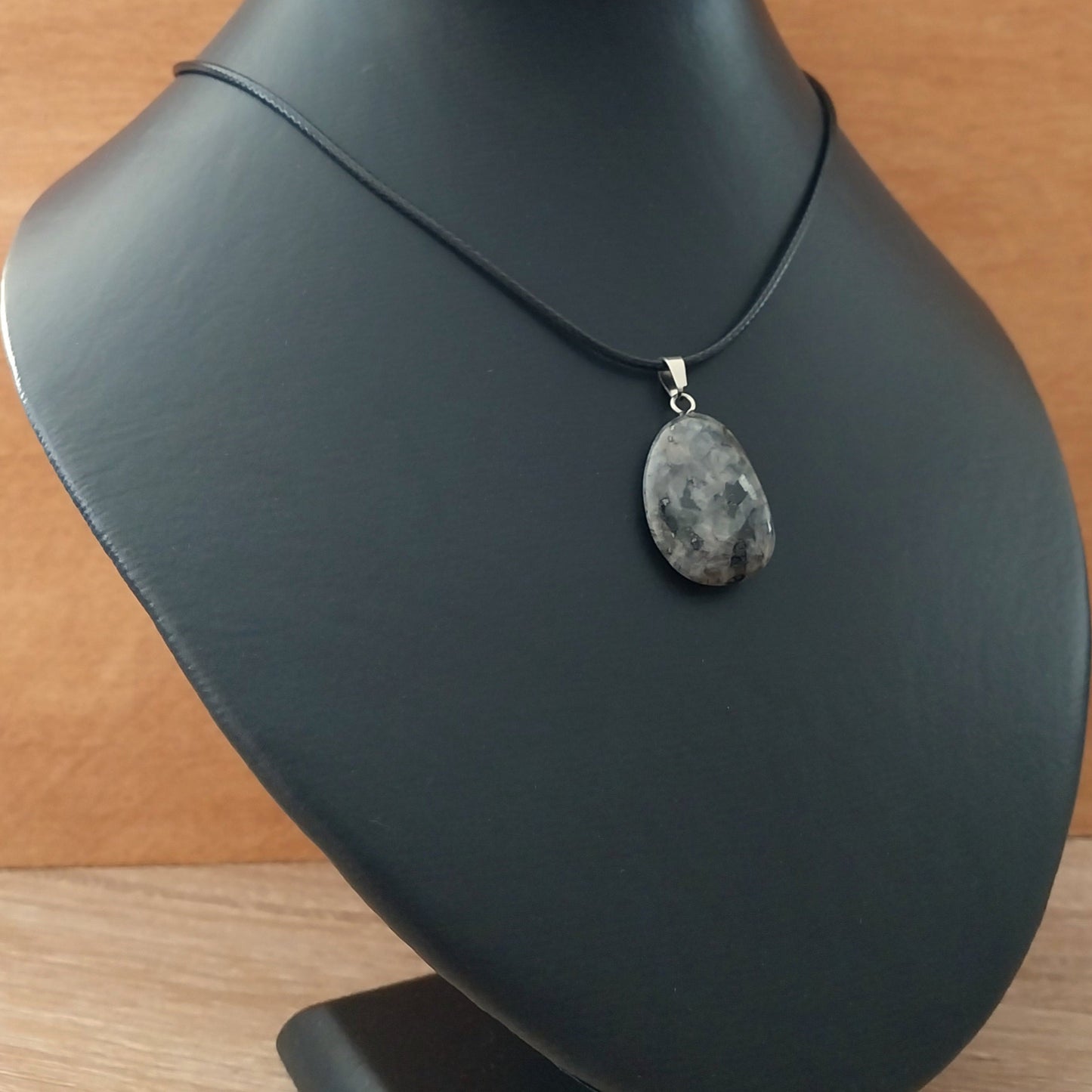 Pendentif LARVIKITE sur cordon